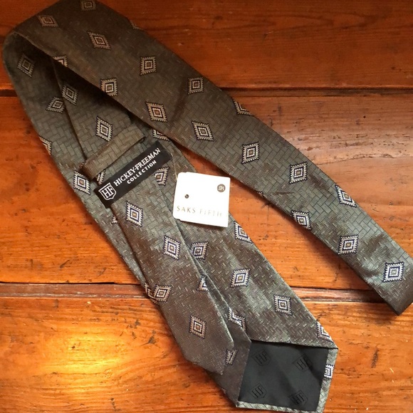 HICKEY FREEMAN 100% silk Made In Italy Muted Grey Blue Textured
Geometric NEW - Picture 13 of 16